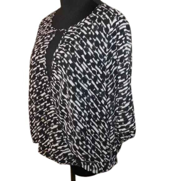 Vince Camuto Faux Wrap Deep V-Neck Blouse Size Medium Top - Picture 6 of 10